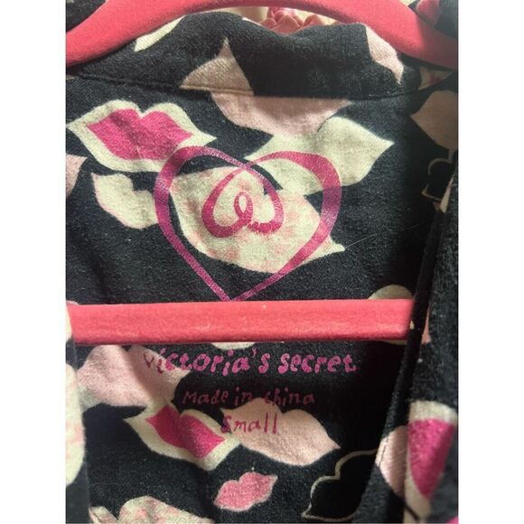 Victoria’s Secret Black With Pink Lips Pajama Set Woman’s Size Small - Picture 6 of 14